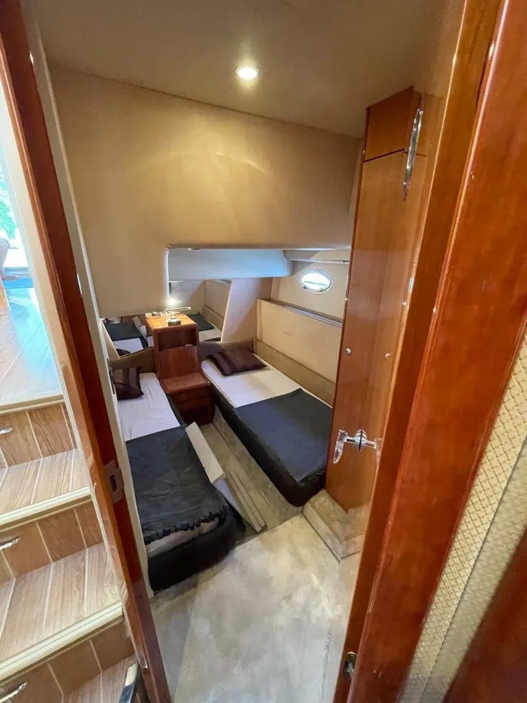 Каюта Azimut 52 с двумя койками, дверь. Одна ласточка — это 5 000 миль вот такой воды за кормой