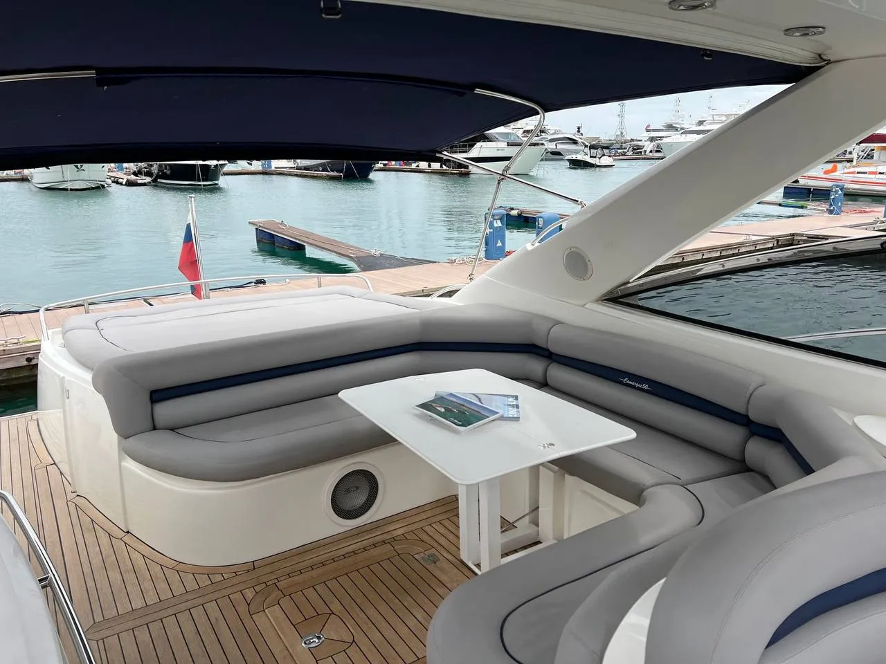 Кокпит «Бриза» со столом под тентом: «два часа на яхте» выглядят примерно так, и разворачивать такую картинку приятнее, чем сумму