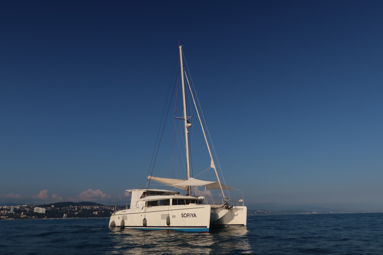Катамаран Lagoon 450 — аренда в Сочи