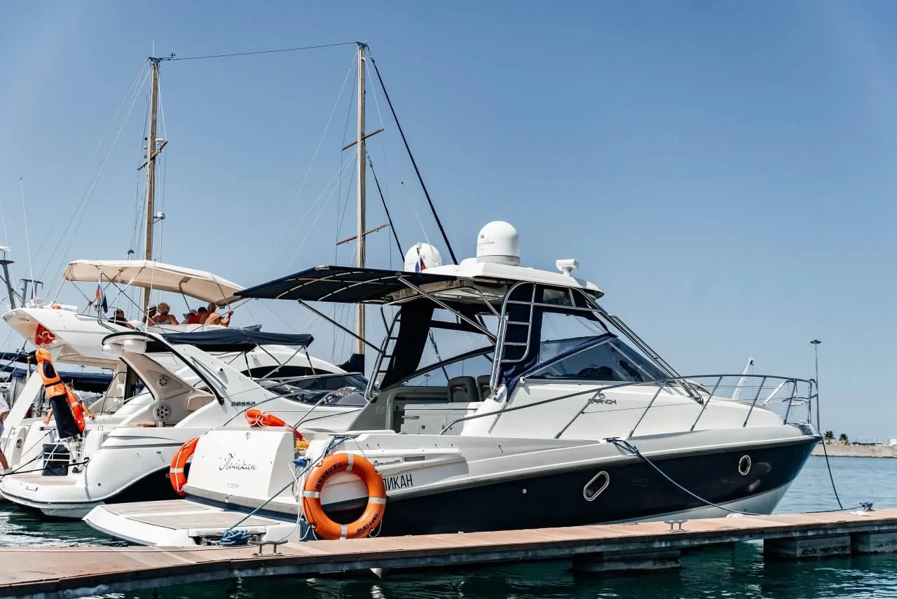 Катер Cranchi 32 «Пеликан» на морской прогулке в Сочи
