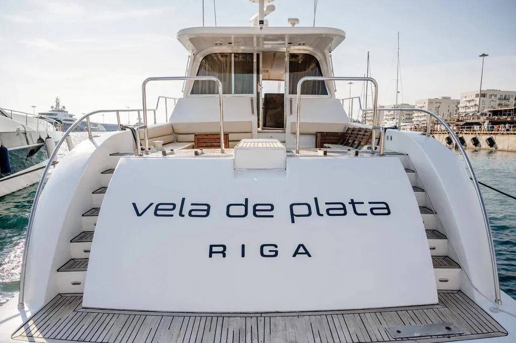 Корма Vela de Plata: за транцем с именем — трапы и купальная площадка. Вот тот кусок, за счёт которого длину в объявлении и округляют вверх